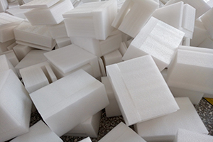 從生活消費到循環再生:聚苯乙烯包裝的回收壓實